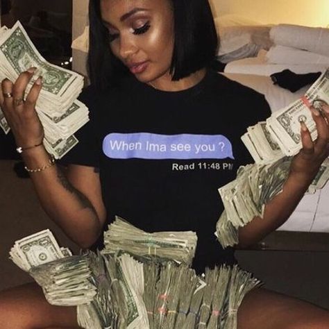 Stacks Of Money, Holding Money, Gangster Girl, Money Stacks, Money On My Mind, Money Magnet, Rich Lifestyle, Social Media Jobs, Money Goals