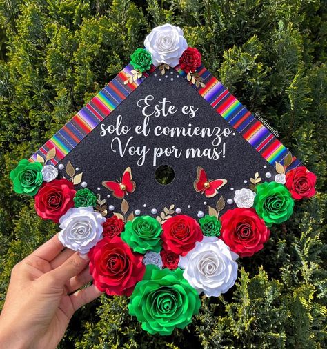 Grad Cap Ideas Spanish, Graduation Cap Designs In Spanish, Chicano Graduation Cap, Hispanic Graduation Cap Ideas, Cap Decoration Graduation High School, Graduation Cap Pictures, High School Graduation Cap Designs, Flower Graduation Cap, Funny Graduation Caps