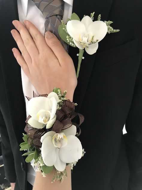 Hc Dresses, Grad Flowers, Wedding Groom Boutonniere, Orchid Corsage, Corsage Flowers, Prom Boutonniere, Prom Flowers Corsage, Orchid Corsages, Wrist Corsage Prom