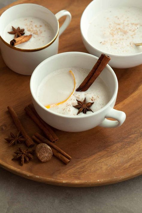 Wrap your hands around a warm mug of vegan spiced cashew coconut milk for a cozy bedtime drink that comforts as it chases away the wintertime chill. Hot Tea Recipes Winter, Hot Drinks Ideas, Warm Milk Drinks, Winter Coffee Drinks, Caffe Ideas, Spiced Milk, Coconut Milk Tea, Cold Weather Drinks, Mixology Recipes