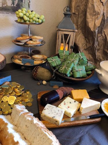 Middle Earth Party Decorations, Lotr Themed Birthday, Lord Of The Ring Themed Food, Lord Of The Rings Marathon Ideas, Lord Of The Rings Party Food Ideas, Tolkien Themed Party, The Hobbit Decorations, Shire Themed Birthday, Hobbit Dinner Party Decor