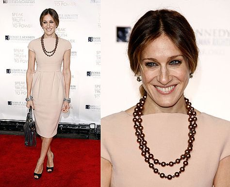 Everyday bronze How To Style Pearls, Sjp Style, Outfit With Pearls, Pearl Necklace Outfit, Black Dress With Pearls, How To Wear Pearls, Pearl Outfit, Celebrity Necklace, Sara Jessica Parker