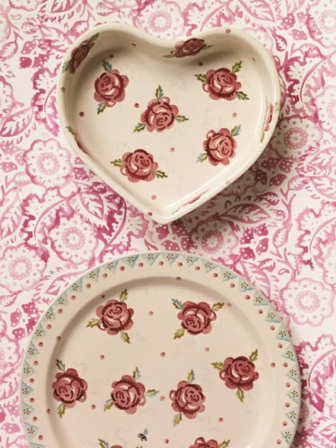 Cake Plate Painting Ideas, Heart Shaped Ceramics, Heart Shaped Plate, Rose Pottery, Heart Plate, Heart Pottery, China Crockery, Diy Pottery Painting, Pottery Painting Designs