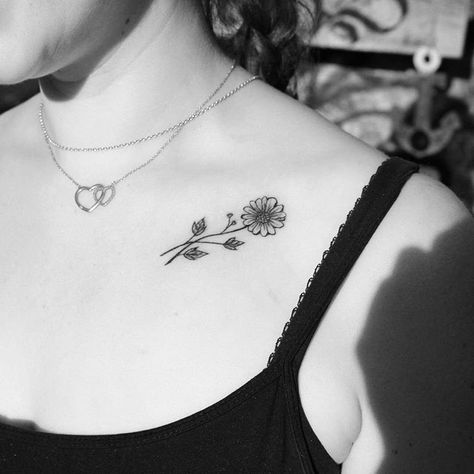 Minimale Inspiration | Inkstinct Daisy Tattoo Collar Bone, Sunflower Tattoo Collar Bone, Tattoo Ideas Collar Bone, Bone Tattoo Ideas, Collar Bone Tattoo Ideas, Sisters Tattoos, Tattoo On Hip Bone, Collar Bone Tattoo For Men, Minimal Inspiration