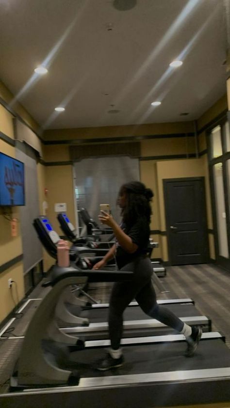 Treadmill Benefits, Hotel Workout, Proper Running Form, Aesthetic Workout, Gym Images, Step Machine, Short Workouts, Treadmill Walking, Increase Heart Rate