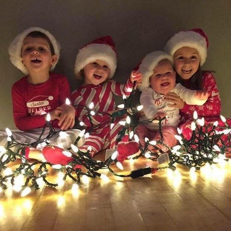 Sibling Christmas Pictures, Elf Poop, Christmas Pictures Friends, Christmas Photoshoot Kids, Diy Christmas Photoshoot, Christmas Pictures Kids, Baby Christmas Photography, Christmas Couple Pictures, Christmas Pictures Outfits