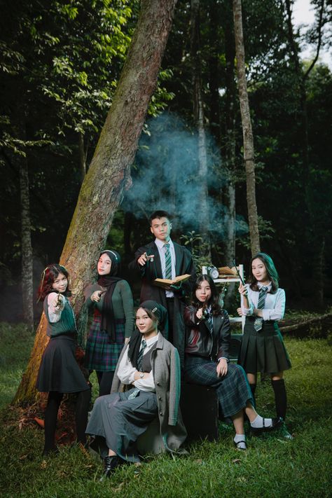 Tema Yearbook Bohemian, Harry Potter Bts Photos, Pose Foto Yearbook, Group Photos Outdoor, Yearbook Pose Ideas, Harry Potter Outfit Ideas Casual, Year Book Photoshoot Ideas, Ide Foto Yearbook, American High School Outfit