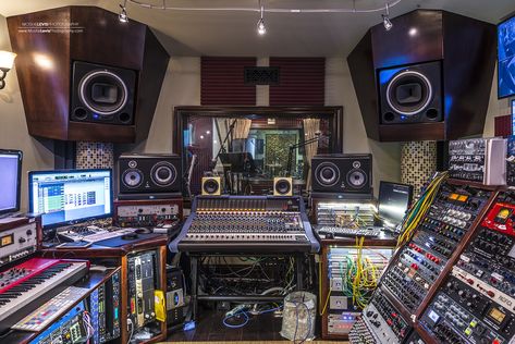 Music Studio At Home, Art And Music Studio, Dj Style, Music Production Equipment, Music Studio Decor, Home Recording Studio Setup, Studio At Home, Recording Music, Recording Studio Setup