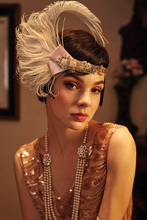 Shop 1920s Headpieces - Assorted Gems Headband | BABEYOND 1920 Party Outfit, 20s Fashion Gatsby, Black Hollywood Glamour, 1920s Hair Accessories, Gatsby Party Outfit, Look Gatsby, Great Gatsby Headpiece, Flapper Hair, Gatsby Hair