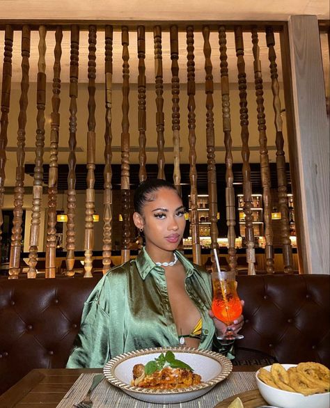 Dinner Table Poses Instagram, Sitting At Dinner Table Pose, Dinner Table Pictures Instagram, Dinner Table Photoshoot, Birthday Dinner Photoshoot, Birthday Dinner Poses, Dinner Table Poses, Dinner Poses Instagram, Birthday Dinner Pics