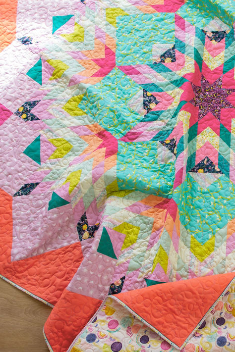 Create a breathtaking 96" x 96" Patchwork Quilt with our FREE Rosette pattern! Featuring Jessica Swift's vibrant magical Sunrise Sunset prints on Oeko-Tex-certified 100% Quilting Cotton. Master strip piecing for a quick & easy project. Perfect for beginners & seasoned quilters alike! #PatchworkQuilt #QuiltPatternFree #QuiltingCotton #StripPiecingTechnique #HandmadeQuilt #AGFSunriseSunset #SewingProjects #DIYQuilt #QuiltLove #TextileArt #FabricCrafts #DIYProjects #DIYHomeDecor Modern Quilts Contemporary, Christmas Quilts Ideas Free Pattern, Hst Quilt Patterns, Lonestar Quilts, Diy Rosette, Rosette Pattern, Girl Quilts Patterns, Strip Piecing, Patchwork Inspiration