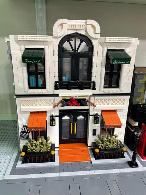 Lego City Ideas Buildings, Architecture Girl, Lego House Exterior, Lego Boutique Hotel, Lego House Moc, Lego Apartment Building, Lego Cities, Lego Mansion, Adult Lego