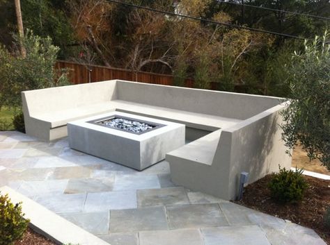 #Inspiratie #Buitenhaard #Mazzelshop Concrete Lounge Outdoor, Outdoor Rectangle Fire Pit Ideas, Outdoor Seating Concrete, Concrete Seating Outdoor, Boma Ideas Fire Pits, Fire Pits With Seating, Fire Pit Near Pool, Fire Pit Ideas Outdoor, Cement Fire Pit