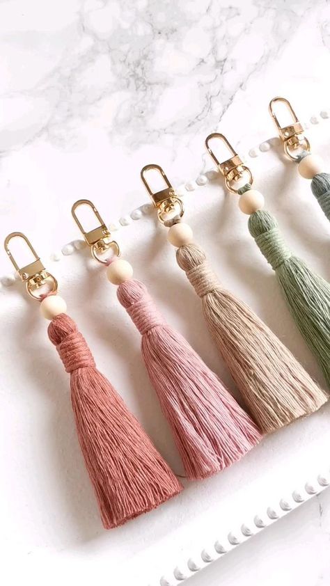 Macrame Keychain Tutorial, Diy Macrame Keychain, Keychain Tutorial, Heart Home Decor, Keychain Designs, Boho Crafts Diy, Boho Keychain, Keychain Holder, Macrame Keychain