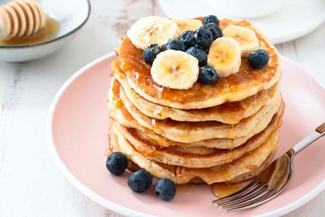 Fluffy Almond Milk Pancakes - 2 Step, 1 Bowl Vanilla Pancakes! Almond Milk Pancakes, Pancake Banane, Milk Pancakes, Healthy Protein Pancakes, Low Calorie Pancakes, Baking With Protein Powder, Fast Food Breakfast, High Protein Breakfast Recipes, Pancake Calories