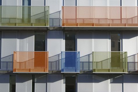 colored perforated metal Bloque Plurifamiliar De 20 Viviendas Y Locales / Narch Exterior Balcony, Commercial And Office Architecture, Multifamily Housing, Trendy Apartment, Architecture Collage, Apartment Style, Commercial Architecture, Beautiful Interior Design, Architecture Exterior