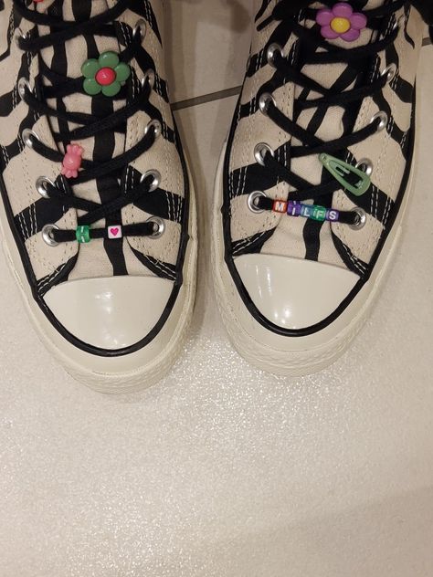 Converse Zebra Print, Beads On Shoelaces, Beaded Shoes Laces, Indie Converse, Beaded Shoes, Letter Beads, Shoe Lace, Zebra Print, Letter Prints