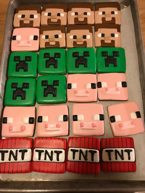 Mind Craft Decorated Cookies, Easy Minecraft Cookies, Minecraft Cookies Royal Icing, Minecraft Baking, Minecraft Cookies Decorated, Minecraft Desserts, Creeper Cookies, Digger Birthday Cake, Oreo Ideas