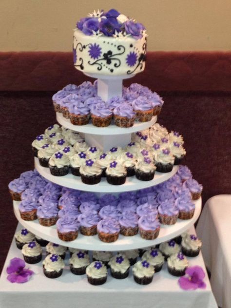 Cupcake Tower Birthday Sweet 16, Cupcake Tier Cake, Wedding Cake Flowers Simple, Black Cupcake Stand, Purple Wedding Cupcakes, Purple Dessert Tables, Black And White Cupcakes, Grandmas Birthday, Fairytale Wedding Decorations