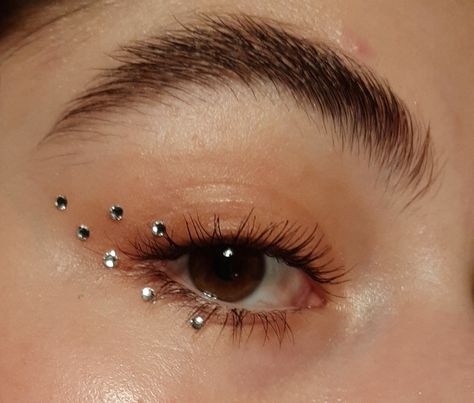 Make Up With Rhinestone, Rhinestone Liner, Eye Gems Makeup, Gem Eye Makeup, Euphoria Eye Makeup, Makeup Euphoria, Euphoria Party, Applying Eyeshadow, Haut Routine