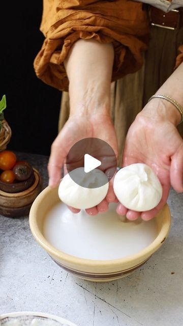 1M likes, 3,943 comments - turkuazkitchen on July 23, 2022: "Let’s make a delicious cheesy summer appetizer ❤️Homemade (Almost) Burrata Cheese Ingredi..." Diy Burrata Cheese, Homemade Burrata Cheese, Burrata Recipe Appetizers, Homemade Burrata, Burrata Appetizer, A Few Minutes Later, Cheese Curd, Burrata Recipe, Big Spoon