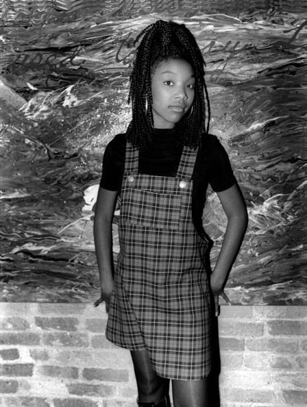 Singer Brandy from 1994 wearing box braids popular in the 90s and an overall dress -Tierney Lowery Moesha Outfits, Moesha Outfits 90s Fashion, 90s Rnb Fashion, Brandy Outfits, Black 90s Fashion, Brandy Norwood, 90’s Outfits, 90s Inspired Outfits, 90s Hip Hop Fashion