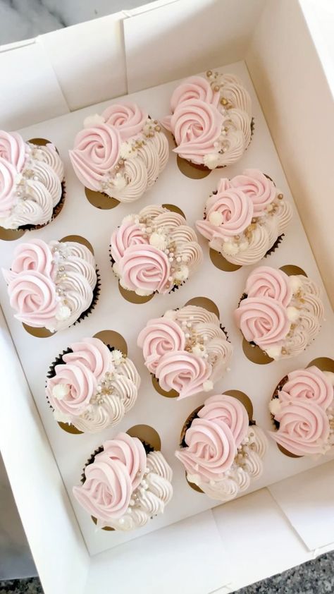 Rose Gold And White Cupcakes, Pink Sparkle Cupcakes, Pink Bridal Shower Cupcakes, Pink Cupcakes With Pearls, Pink And Grey Cupcakes, Pale Pink Cupcakes, Baby Girl Cupcakes Ideas, Cupcake Design Ideas Easy, Bridal Shower Cake And Cupcakes