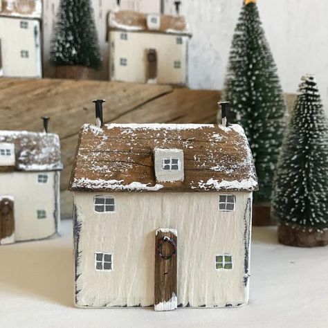 Little Wooden Houses, Wood Christmas Decorations, Small Wooden House, Wooden Houses, Driftwood Crafts, Wood Christmas, Rustic Art, Primitive Christmas, Driftwood Art