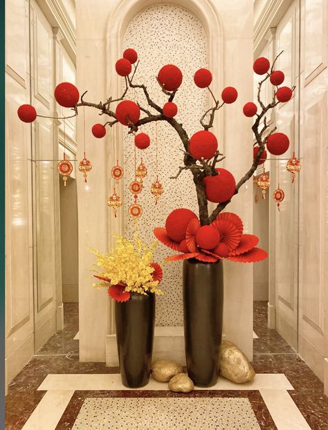 Chinese Umbrella Decor, Chinese New Year 2024 Decoration, Bamboo Flower Arrangement, Year Of The Dragon Decorations, Vietnamese Tet Decoration, Chinese New Year Tree, Vietnamese New Year Decorations, Chinese New Year Dragon Decorations, Tet Holiday Decoration