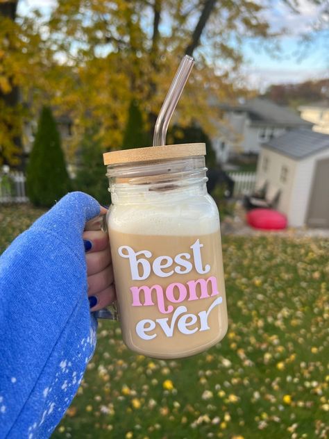 Mom Glass Tumbler, Mason Jar Mugs Vinyl, Cricut Gifts For Mom, Coffee Jar Crafts, Mom Glass Cup, Mom Cups, Soon To Be Mom, Custom Mason Jars, Mason Jar Mugs