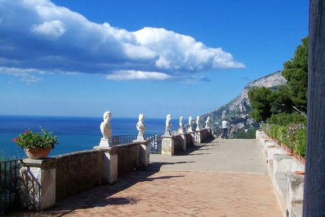 The breathtaking Terrace of Infinity in Villa Cimbrone, Ravello Italy Sightseeing, Italy Alberobello, Italy Sorrento, Amalfi Coast Travel Guide, Amalfi Coast Itinerary, Villa Cimbrone, Amalfi Coast Travel, Sorrento Italy, Italy Itinerary