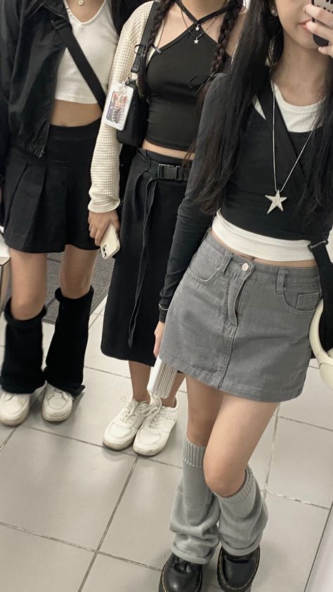 Acubi Comfy Outfit, Black And White Fits Aesthetic, White And Black Aesthetic Outfit, Acubi Star Outfit, Y2k Fashion Black And White, Easy Kpop Outfits To Recreate, Acubi Style Skirt, Y2k Acubi Fashion, Outfit Ideas Skirt Black