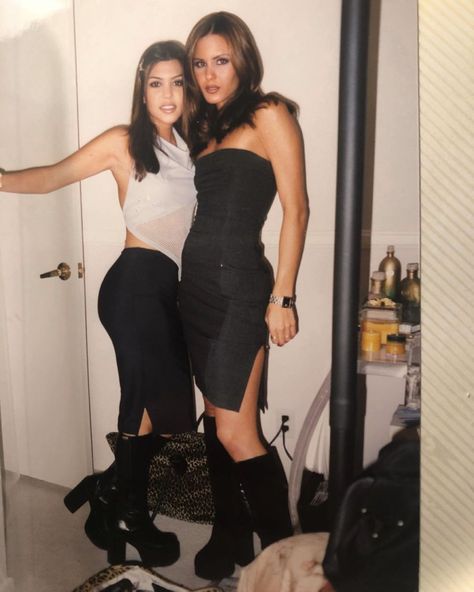 Kourtney Instagram, Kourtney Kardashian Barker, Khloe Kardashian Photos, 90’s Outfits, Kim And Kourtney, 2000s Girl, Jennifer Aniston Style, Jenner Sisters, The Kardashians