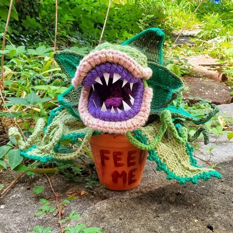 Horror Amigurumi, Creepy Plants, Plant Crochet Pattern, Plant Crochet, Crochet Hack, Crochet Fairy, Halloween Crochet Patterns, Little Shop Of Horrors, Mean Green