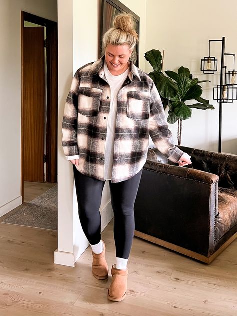 Casual Leggings Outfit Fall, Curvy Winter Outfits, Winter Outfits Tumblr, Ugg Outfits, Winter Outfits 2019, Short Ugg, Winter Outfits Ideas, Plus Size Winter Outfits, Cute Outfits With Leggings