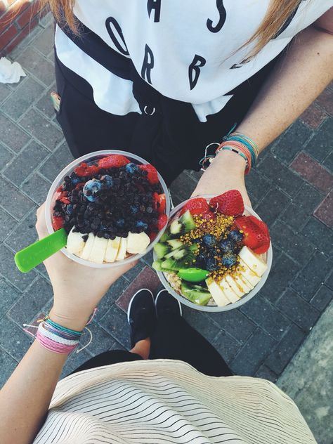 Acai date Amigas Aesthetic, Acai Bowl Cafe, Acai Bowl Aesthetic Summer, Summer Acai Bowls Aesthetic, Acai Bowl Aesthetic Beach, Acai Fruit, Acai Bowls, Julia Child, Pepperoni Pizza