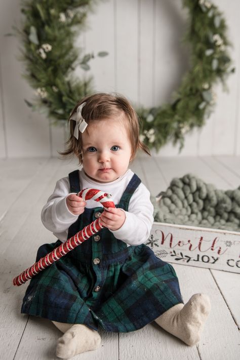 Christmas Photoshoot Home, One Year Old Christmas, Christmas Baby Photoshoot, Santa Sessions, Christmas Pictures Kids, Photoshoot Home, Christmas Studio, Minimal Baby, Bee Photography