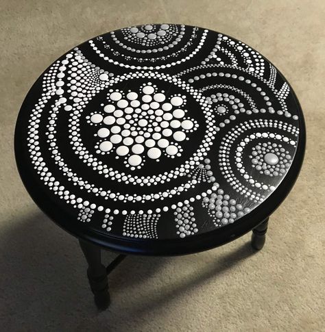 Dot Painting On Furniture, Dot Painted Furniture, Painted Stools Ideas, Dot Mandala Art On Bottle, Mandala Dot Painting On Bottle, Dot Mandala On Bottle, Mandala Table Top Painted, Dot Mandala On Tray, Painted Stools