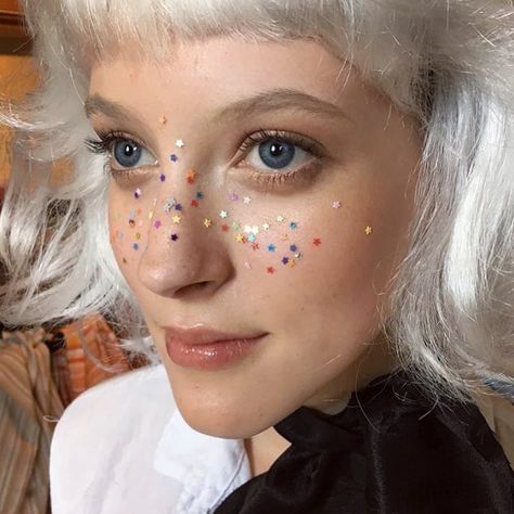 Glitter Freckles, Makeup Carnaval, Christmas Makeup Simple, Makeup Editorial, Freckles Makeup, Skin Care Routine For 20s, Beauty Hacks Nails, Stunning Makeup, Enhance Your Beauty