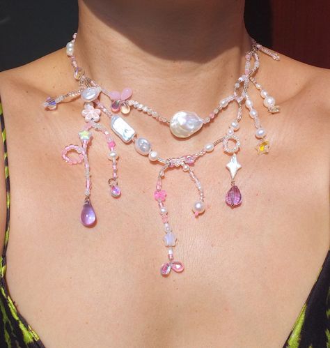 Pink Outfit Accessories, Necklace How To Make, Pink Gem Jewelry, Pearl Bead Jewelry, Hand Made Necklaces, Fairy Beaded Jewelry, Ethereal Jewelry Aesthetic, Mexican Beaded Jewelry, Fairycore Design