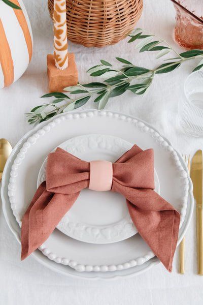 How To Fold Napkins Into Beautiful Bows — Smor Home Napkin Ring Folding, Room Diy Ideas, Christmas Linen Napkins, Easter Napkin Folding, Wedding Napkin Folding, How To Fold Napkins, Napkin Ideas, Christmas Napkin Folding, Valentine Home Decor