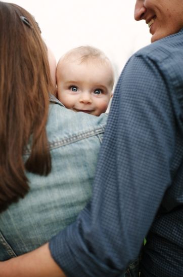 Family Pics With Infant, 3 People Family Photos, Family Photos With 4 Month Old, Couple And Baby Photography, Baby And Parents Photography, Family Photo Baby, 6 Month Baby Picture Ideas, 6 Month Photos, Parenting Photography