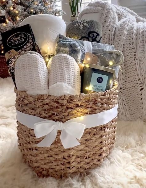 Christmas Basket Gift Ideas For Couples, Hamper Basket Ideas, Baking Basket Ideas, Brrr Basket Ideas, Girly Presents, Present Ideas For Sister, Grandma Gift Basket, Small Gift Basket Ideas, Aesthetic Gift Basket