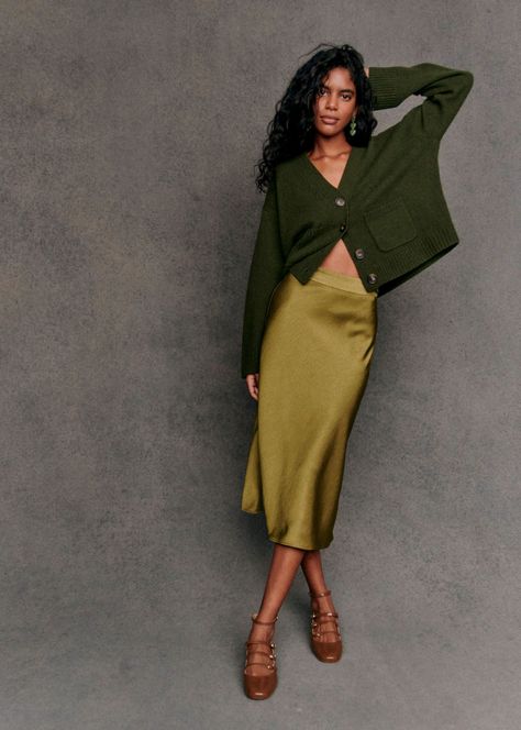 Natural Classic Style Outfits, Green And Burgundy Outfit, Green Short Skirt Outfit, Olive Green Outfit Aesthetic, Olive Green Fall Outfits, Deep Green Outfit, Olive Green Clothes, Olive Green Skirt Outfit, Green Skirt Outfit Ideas