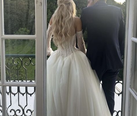 Trendy Wedding Dresses 2023, Greta Louise Wedding, Classic Romantic Wedding Dress, Greta Rolli Wedding, Fancy Beach Wedding, Princess Wedding Aesthetic, Film Production Aesthetic, Church Wedding Aesthetic, Dream Wedding Aesthetic