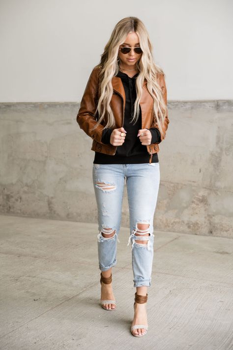 Hudson Jeans – Mindy Mae's Market Coffee Date Outfit Fall, How To Style Ripped Jeans, Date Outfit Fall, Coffee Date Outfits, Cold Fashion, The Comfy, Fall Jeans, Girlfriend Jeans, Date Outfits