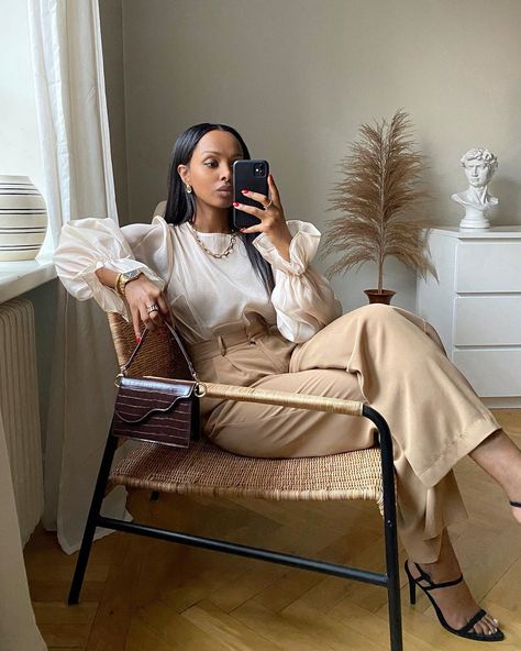 Career Girl Daily, Light Academia Aesthetic, Career Girl, Academia Outfits, Estilo Real, Light Academia, Black Femininity, Branding Photoshoot, Feminine Outfit