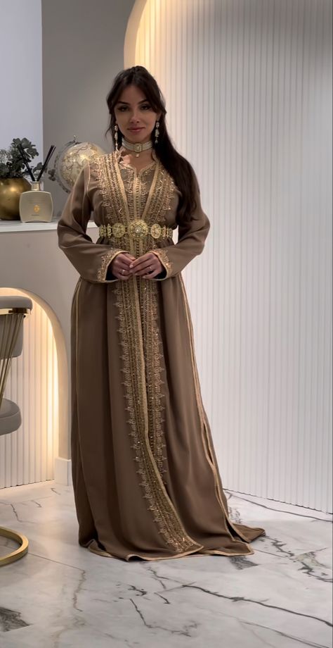 Moroccan dress, moroccan takshita, wedding dress, maroc, marocaine, caftan, kaftan Moroccan Clothing Woman, Luxury Beige Kaftan For Eid, Traditional Beige Wedding Kaftan, Traditional Gold Dabka Kaftan, Caftan Dress Moroccan, Moroccan Kaftan Aesthetic, Bridal Moroccan Caftan, Moroccan Takchita, Arab Dresses