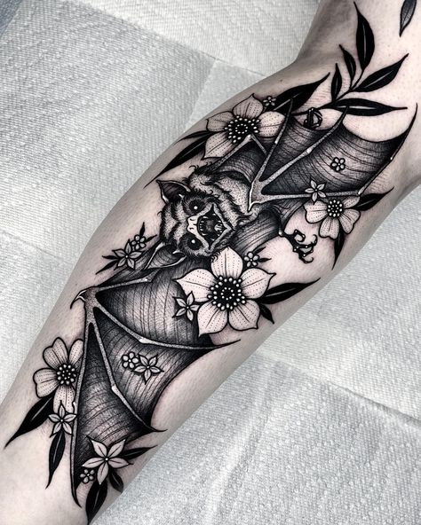 Cool Tattoos For Women Half Sleeves, Spooky Flower Tattoo, December Tattoo, Flower Leg Tattoos, Bats Tattoo Design, Halloween Tattoos Sleeve, Tattoo 2023, Tattoos Infinity, Goth Tattoo