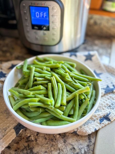 Instant Pot Green Bean are a perfect weeknight dinner side dish! Quick, tender, and bursting with flavor, and ready in minutes. Instant Pot Green Beans, Cracked Green Beans, Steamed Green Beans, Cooking Green Beans, Green Bean Salads, Dinner Side, Lemon Pepper Seasoning, Dinner Side Dishes, Fresh Green Beans